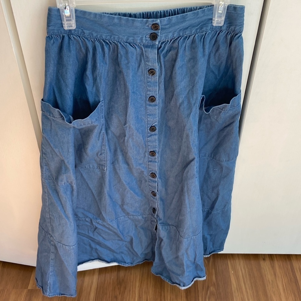Who What Wear jean coloredmidi skirt W/ buttons and pockets good used condition